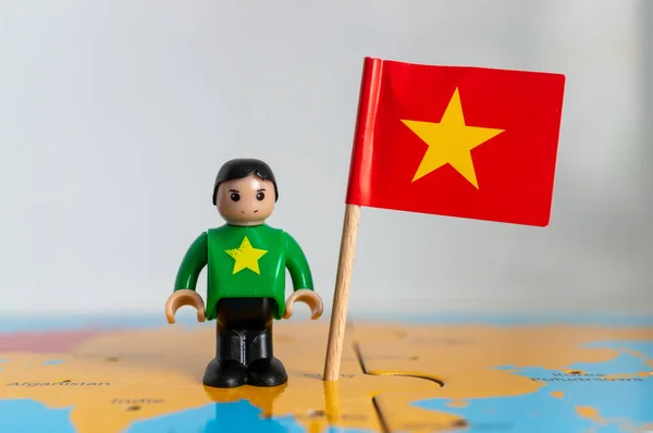 Poznan Polsko 2021 Playtive Toy Figurka Stojící Vedle Vietnamské Národní — Stock fotografie