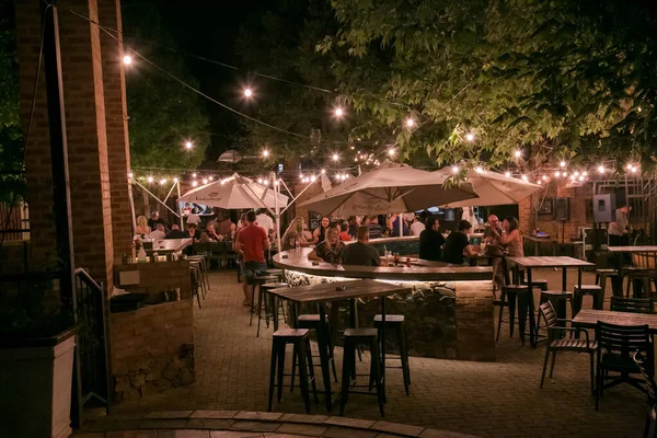 Restaurant Freien Der Nacht Mit Lichtern Stühle Tische — Stockfoto