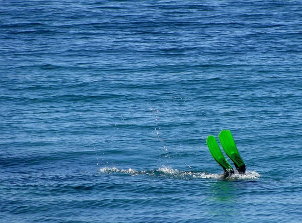 Зелені Лапки Людини Плаває Морі — стокове фото
