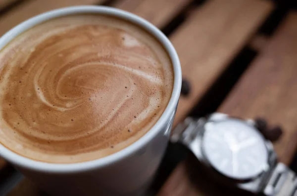 Saatnya Minum Kopi Secangkir Americano Samping Jam Tangan Mewah — Stok Foto