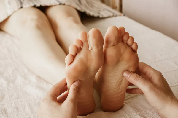 Een Close Shot Van Masseur Masseren Voeten Van Een Vrouw — Stockfoto