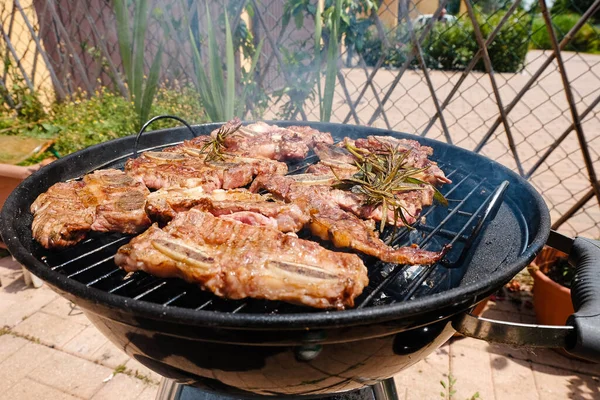 Gros Plan Des Steaks Avec Romarin Sur Gril Charbon Prêt — Photo