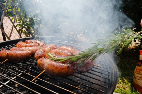 Zbliżenie Pysznych Kiełbasek Szaszłykach Grillowanych Grillu Węglowym — Zdjęcie stockowe