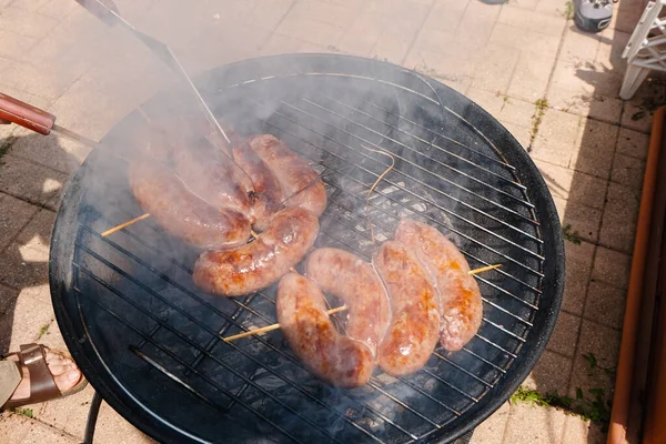 Zbliżenie Pysznych Kiełbasek Szaszłykach Grillowanych Grillu Węglowym — Zdjęcie stockowe