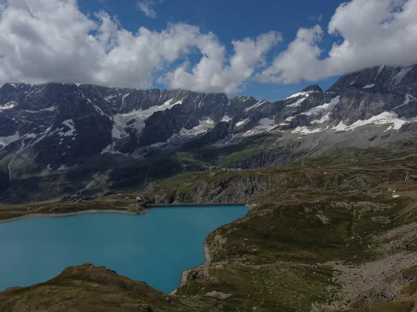 Une Vue Envoûtante Des Rochers Montagne Couverts Nuages Duveteux Vus — Photo