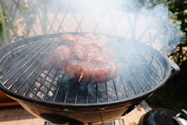 Primer Plano Las Deliciosas Salchichas Brochetas Que Asan Parrilla Carbón —  Fotos de Stock