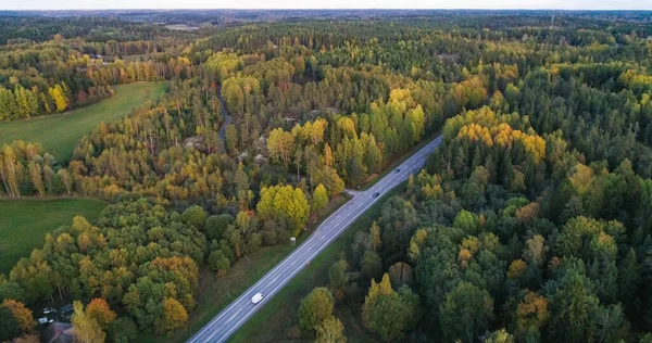 Αυτοκίνητο Έναν Φθινοπωρινό Δρόμο Εναέρια Drone Shot Ενός Οχήματος Μια — Φωτογραφία Αρχείου