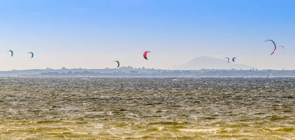 Many People Kitesurfing Lake — Stock Photo, Image