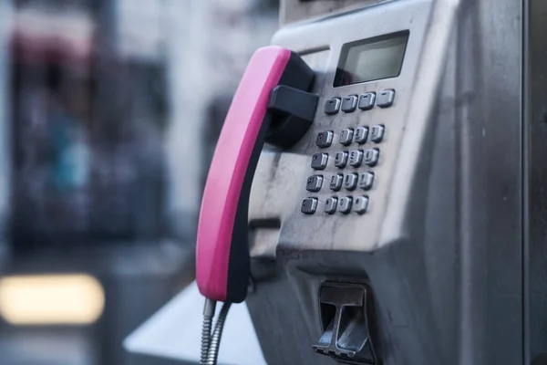 Tiro Seletivo Telefone Público Rosa Rua Cidade — Fotografia de Stock