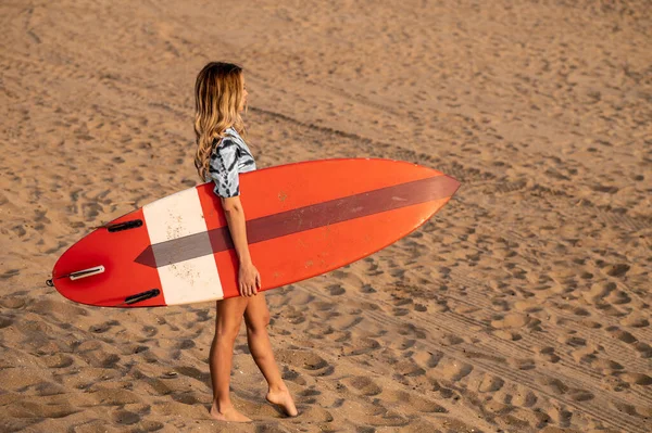 Uma Jovem Surfista Loira Caminhando Com Sua Prancha Surf Praia — Fotografia de Stock