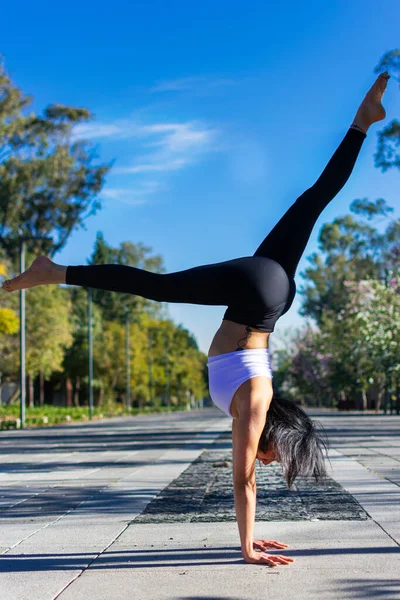 Una Hermosa Mexicana Deportista Practicando Yoga Parque —  Fotos de Stock