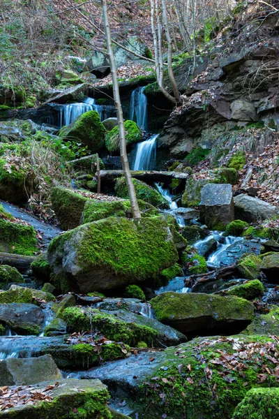 Disparo Vertical Una Pequeña Cascada Que Cae Cascada Sobre Las —  Fotos de Stock