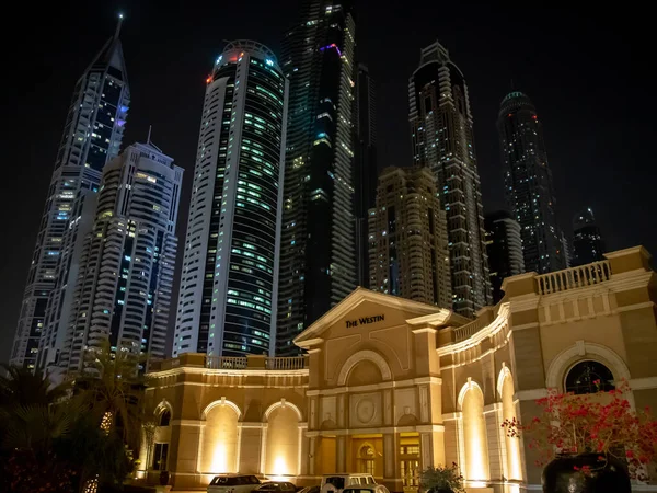 美国迪拜 2021年3月25日 位于迪拜的威斯特酒店在夜间被黄灯和高层建筑照亮 — 图库照片