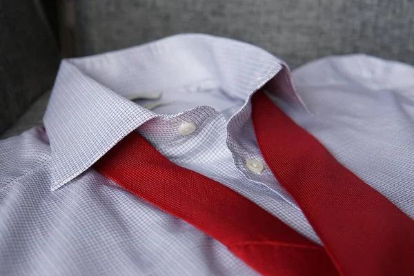 Una Corbata Roja Una Camisa Blanca Con Patrones Cheque —  Fotos de Stock