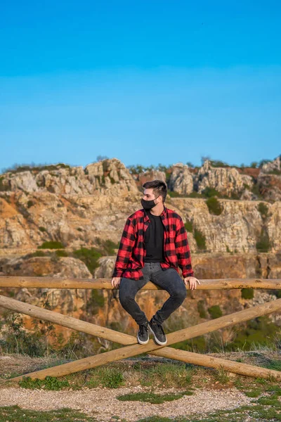 Молодий Кавказський Чоловік Іспанії Чорній Масці Сидить Дерев Яному Паркані — стокове фото