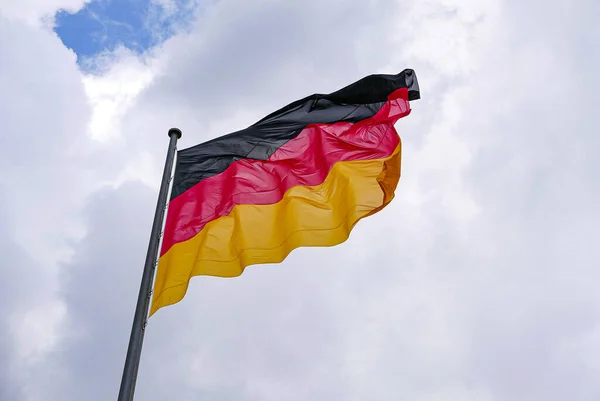 Ein Schuss Einer Deutschen Flagge Auf Himmelshintergrund — Stockfoto