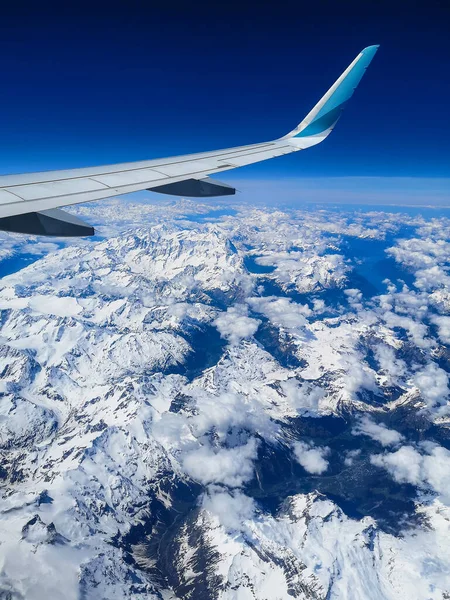 Una Hermosa Toma Montañas Cubiertas Nieve Desde Ventana Del Avión —  Fotos de Stock