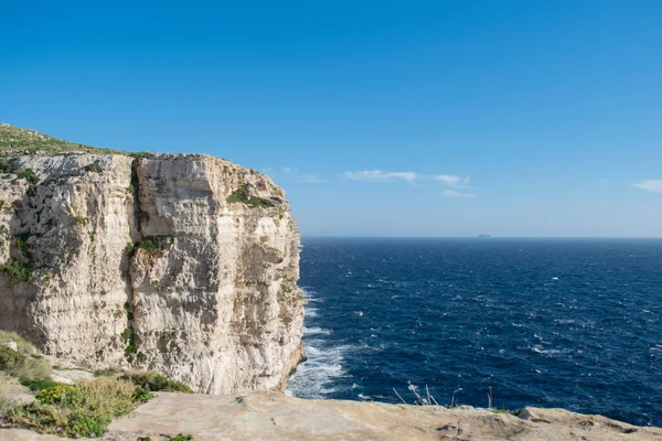 Rabat Malta 2021年2月10日 利默斯顿陡峭的悬崖 显示了马耳他米格拉尔费哈海岸线附近的沉积岩层 海浪冲击着悬崖和蓝天的底部 — 图库照片