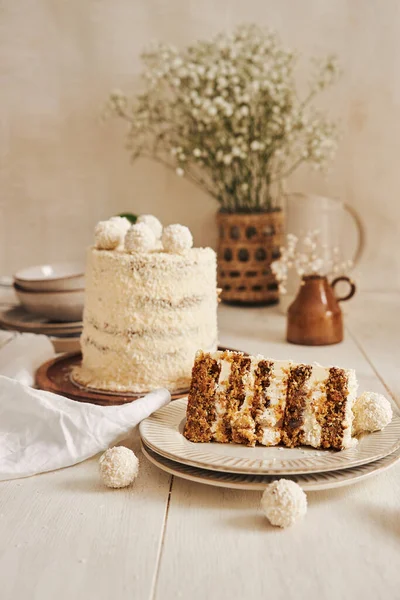 Una Rebanada Deliciosa Pastel Raffaello Una Mesa Madera Blanca Una — Foto de Stock