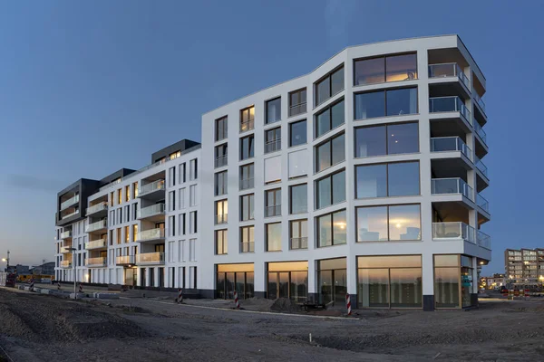 纽西兰Zutphen 2021年3月30日 静态新建豪华公寓建筑群 反射橙色日落光 配上温暖的白炽灯 — 图库照片
