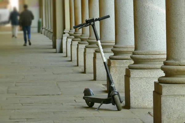 Turin Italië Italië Mrt 2021 Elektrische Scooter Zijdelings Geparkeerd Stadswedstrijd — Stockfoto