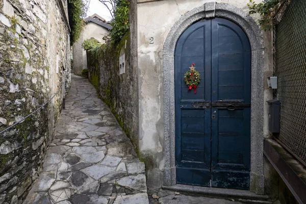 Una Porta Legno Blu Intemperie Vicino Allo Stretto Vicolo — Foto Stock