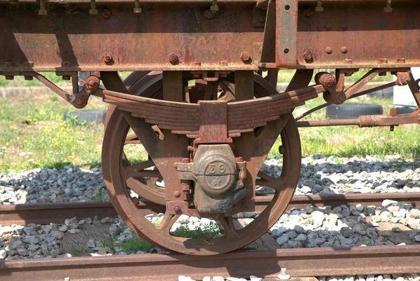 旧火车 旧货车 生锈的车轮 在一个废弃的车站 火车在尺寸较小的轨道上运行的火车 — 图库照片