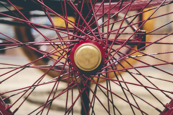 Tiro Close Uma Velha Roda Vintage Metálica Uma Carruagem — Fotografia de Stock