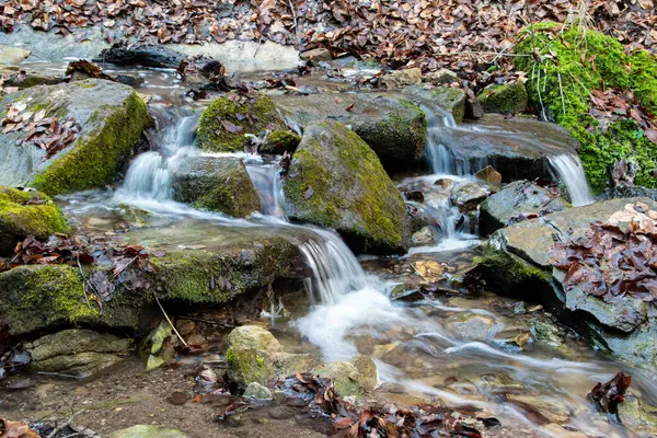 Una Hermosa Vista Río Que Fluye Sobre Rocas Musgosas —  Fotos de Stock