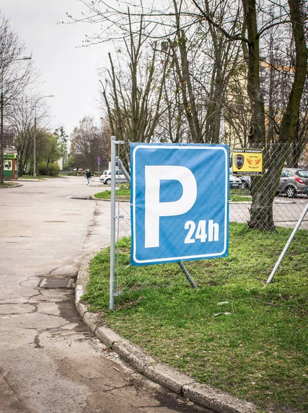 Pozna Puola Oct 2016 Tunnin Vartioidun Pysäköintialueen Sisäänkäynti — kuvapankkivalokuva