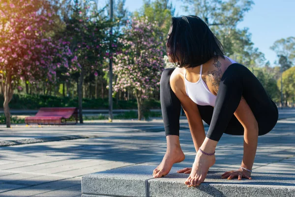 Una Hermosa Joven Mexicana Practicando Yoga Parque —  Fotos de Stock