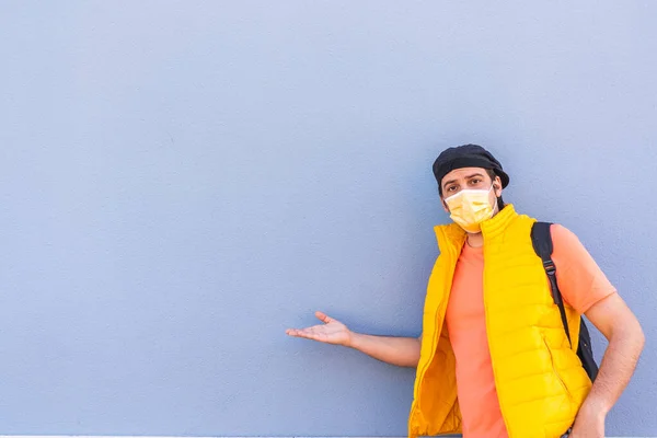 Spaanse Man Poseren Opgewonden Het Dragen Van Masker Met Blauwe — Stockfoto