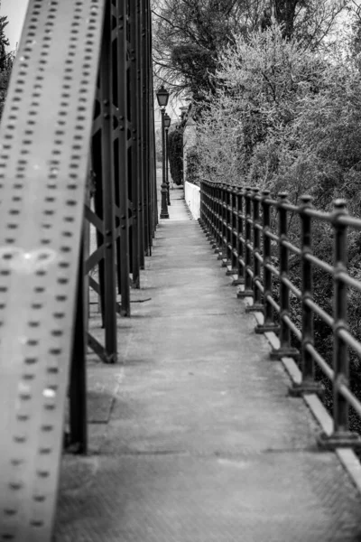 Ein Fußweg Auf Einer Metallischen Brücke — Stockfoto