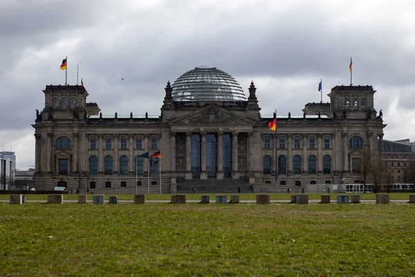 柏林的Reichstag大楼前景 — 图库照片