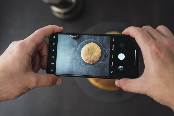 Eine Draufsicht Einer Person Die Telefon Ein Foto Von Frischen — Stockfoto