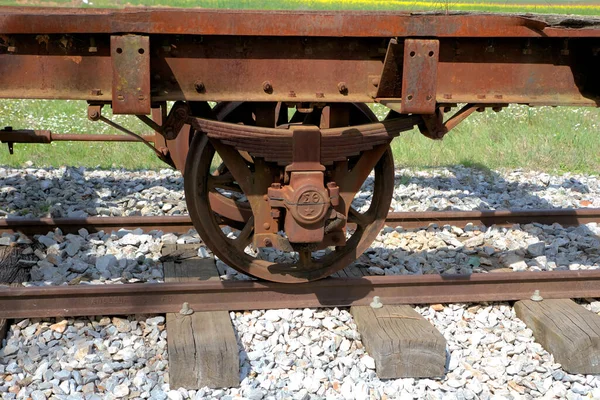 Velho Comboio Carroça Velha Rodas Enferrujadas Numa Estação Abandonada Comboio — Fotografia de Stock