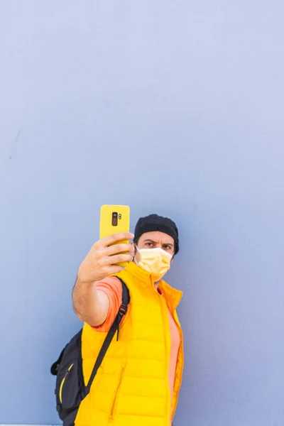 Spaanse Man Met Gezichtsmasker Neemt Een Selfie Met Gele Mobiele — Stockfoto