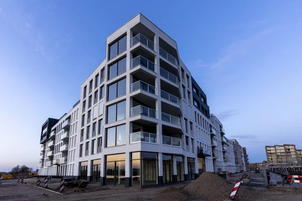 纽德兰 Zutphen 2021年3月30日 现代豪华公寓建筑的陡峭线条从建筑工地升起 — 图库照片