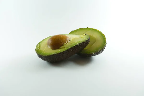 Stukken Avocado Geïsoleerd Met Witte Achtergrond — Stockfoto