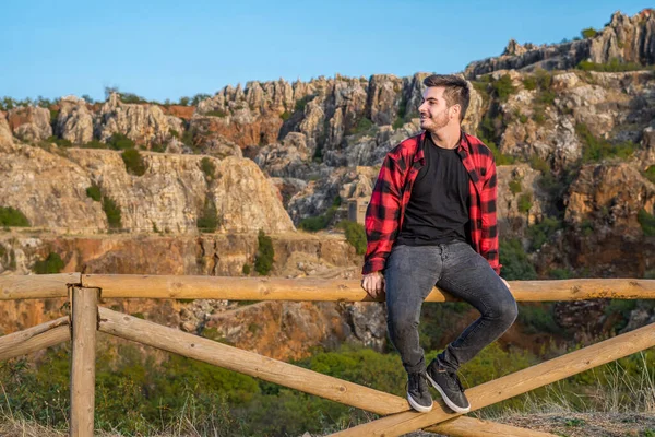 Καυκάσιος Νεαρός Άνδρας Από Την Ισπανία Κάθεται Ξύλινο Φράχτη Και — Φωτογραφία Αρχείου