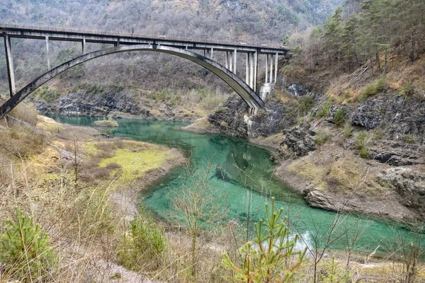Viejo Puente Sobre Agua Turquesa Rodeada Montañas —  Fotos de Stock