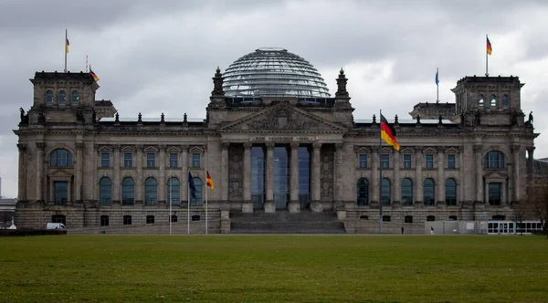 柏林的Reichstag大楼展示了前景 — 图库照片