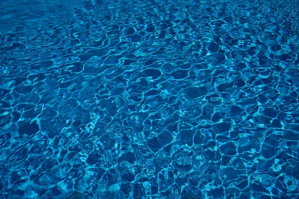 Işıl Işıl Işık Yansımalarıyla Yüzme Havuzu Yüzeyine Yakın Çekim — Stok fotoğraf