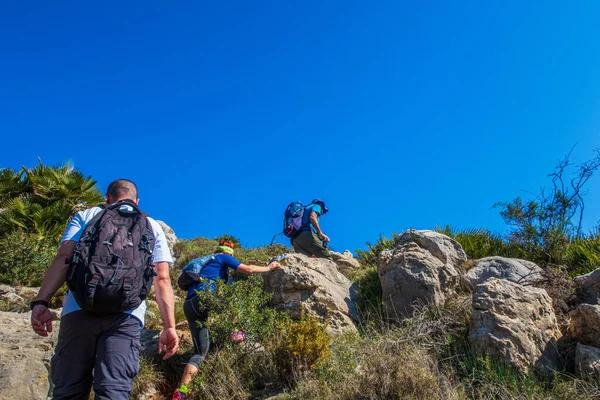 Een Groep Mensen Bergbeklimmer Staan Top Van Rots — Stockfoto