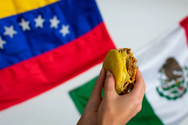 Una Vista Superior Las Manos Sosteniendo Cochinita Pibil Arepa Con — Foto de Stock