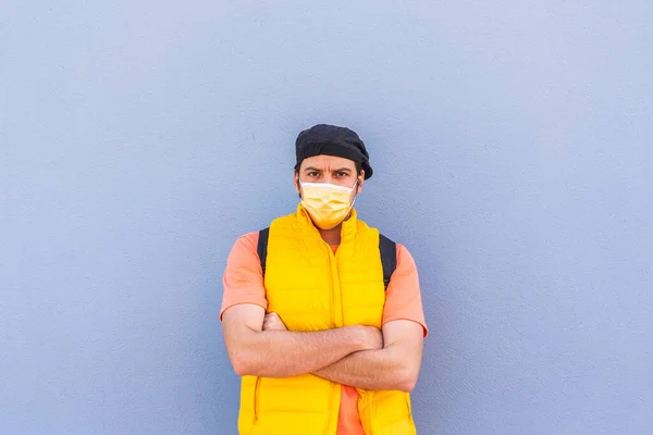 Spaanse Man Poseren Opgewonden Het Dragen Van Masker Met Blauwe — Stockfoto