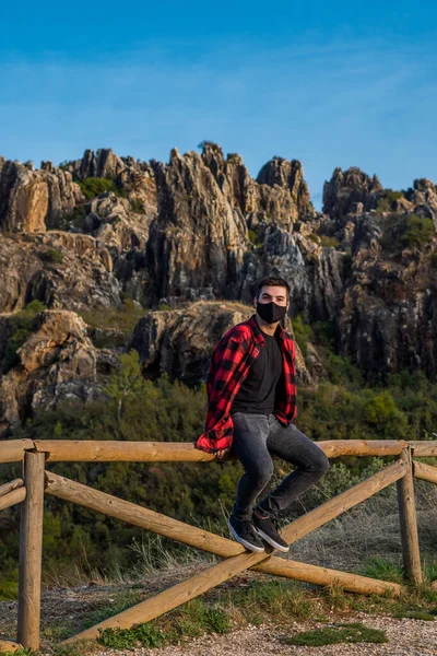 Молодий Кавказький Чоловік Іспанії Чорній Масці Сидить Дерев Яному Паркані — стокове фото