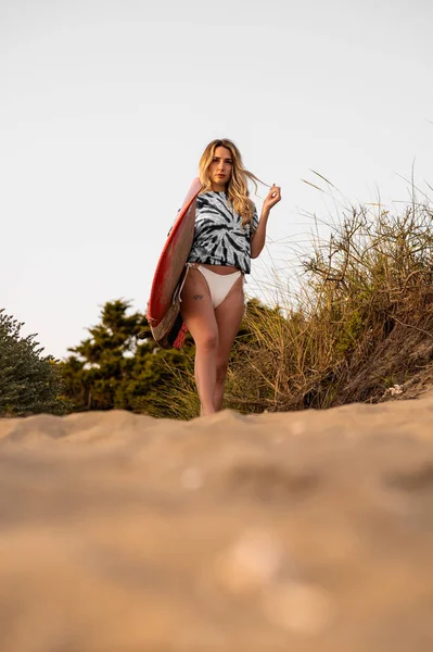 Молода Блондинка Жіночий Серфер Ходить Пляжі Дошкою Серфінгу — стокове фото
