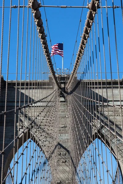 Eine Vertikale Aufnahme Der Flagge Amerikas Auf Der Brooklyn Bridge — Stockfoto