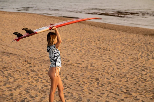 Een Jonge Blonde Vrouwelijke Surfer Wandelend Het Strand Met Haar — Stockfoto